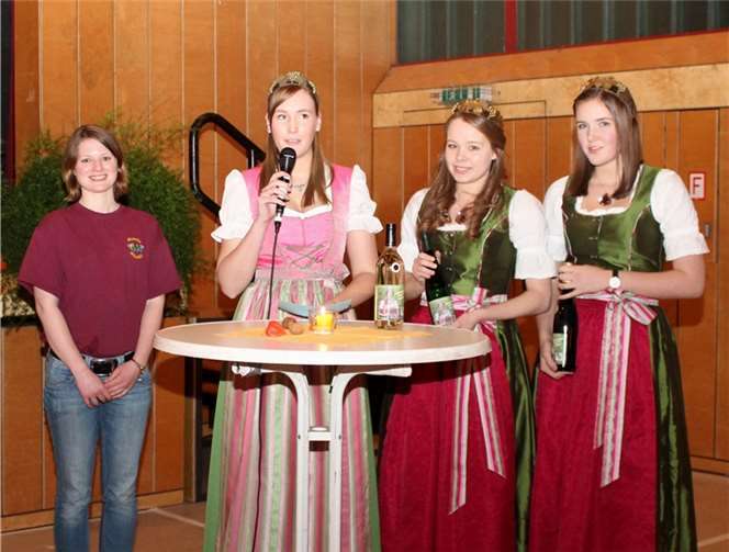 Auch die Oberfeller Weinmajestäten Weinkönigin Maren I. mit ihren Prinzesssinnen Julia und Leonie sprachen ein Grußwort und bescherten vielen Gästen als Glücksfeen der großen Tombola tolle Preise.