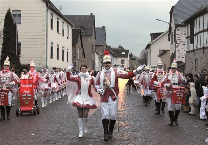 Auch die Polcher Prinzengarde hatte trotz Regen Freude am Abendumzug.