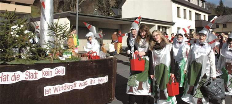 Auch die Politik wurde aufs Korn genommen: Diese Gruppe setzte sich mit den Windkraftplänen in der Verbandsgemeinde auseinander.