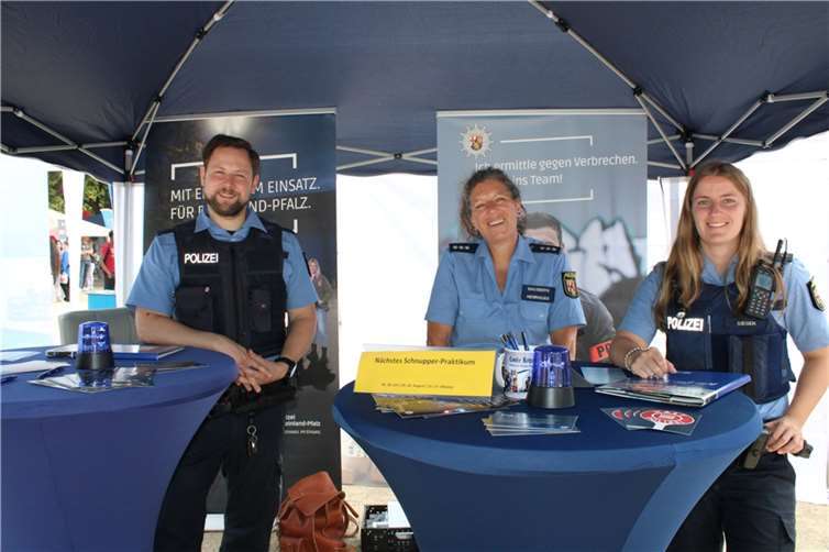 90 verschiedene Aussteller boten erlebbare Berufsinformation Auch die Polizei Rheinland-Pfalz von der PI Bad Neuenahr-Ahrweiler war unter anderem mit Christiane Mausberg-Henriques (Mitte) bei den Azubispots vertreten.