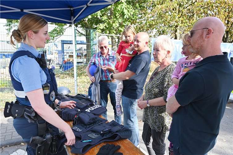 Die gesamte Blaulichtfamilie war präsent Auch die Polizei war beim Tag der offenen Tür vertreten.