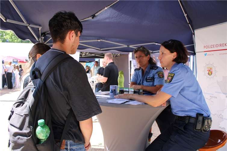 Auch die Polizeidirektion Koblenz war mit einem Infostand bei den Azubispots vertreten.
