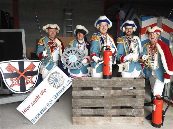 Auch die Prinzengarde Andernach konnte sich 555 Euro bei der evm-Palettenparty sichern.