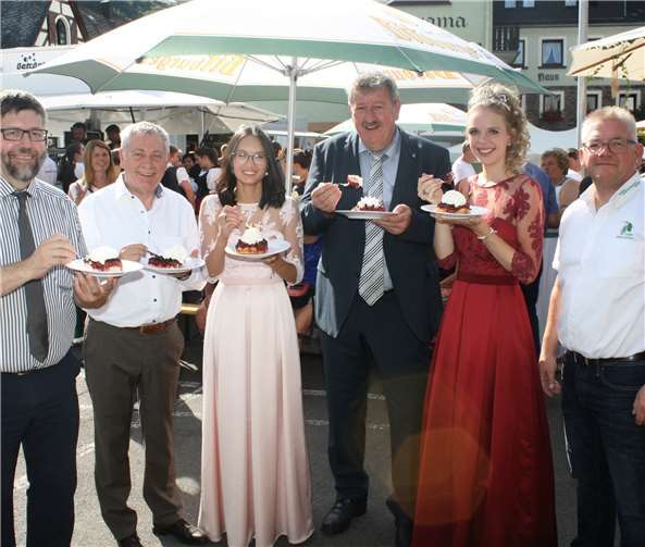 Auch die Promis um Landrat Manfred Schnurließen sich den saftigen Quetschekooche munden. Fotos: TE