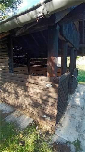 Auch die Regenrinnen bzw. Fallrohre wurden auf beiden Seiten herausgerissen und wo auch immer hingeworfen.