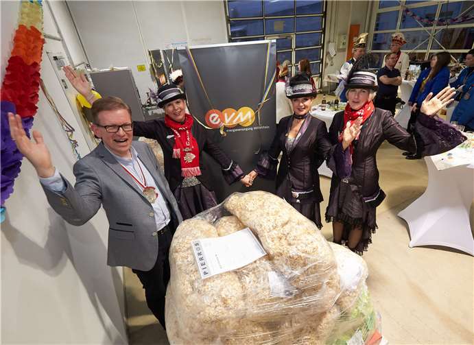 Auch die Remagener Engelchen durften sich über Wurfmaterial freuen.