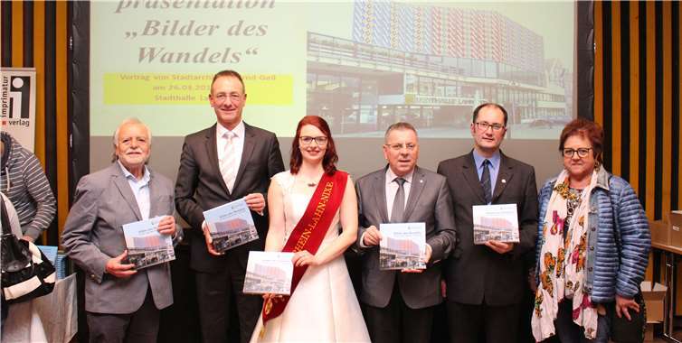 Auch die Rhein-Lahn-Nixe Maren I. und Günther Groß, Vorsitzender des Kur- und Verkehrsvereins zeigten sich sichtlich begeistert über das gelungene Buch aus 50 Jahren Lahnstein. Fotos: Alina Hillesheim/Stadtverwaltung Lahnstein