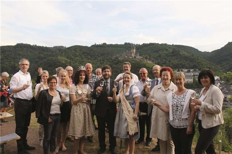 Auch die Riege der Ehrengäste ließ sich beim Traditionsfest die leckeren Moselweine der sieben anbietenden Weingüter schmecken.TE