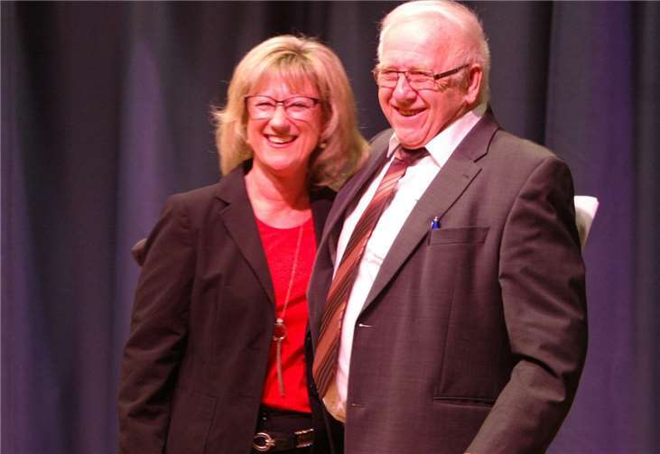 Auch die Schirmherrin der Veranstaltung, Landtagsabgeordnete Anke Beilstein, übergab Reinhold Schüssler einen Scheck.