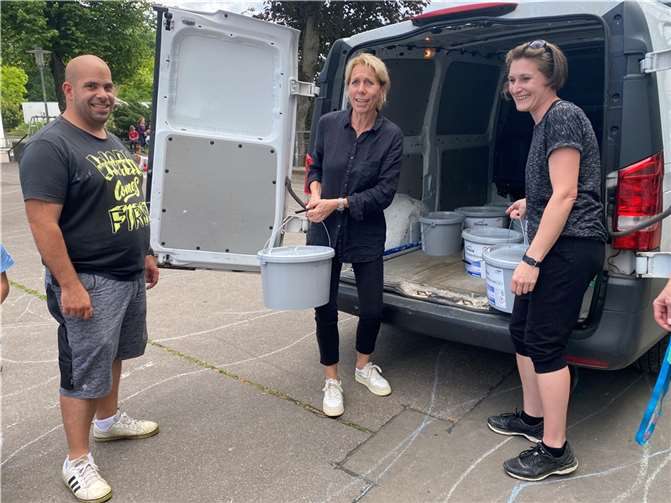 Auch die Schulleitung ließ es sich nicht nehmen, mit anzupacken.  Foto: KGS