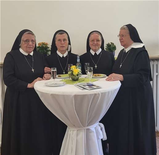 Auch die Schwestern wohnten dem feierlichen Pontifikalamt bei.