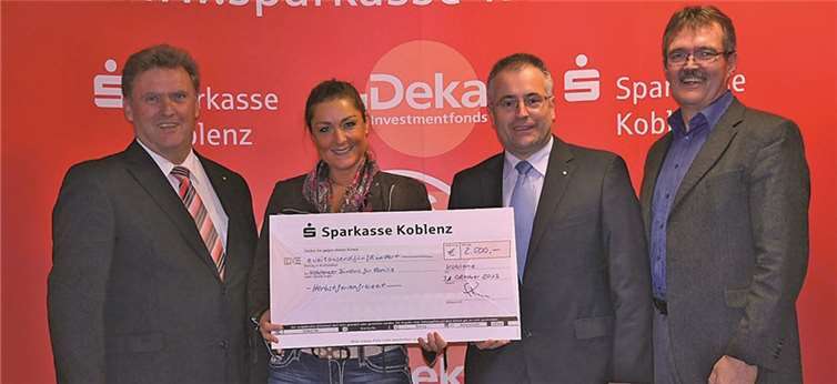 Auch die Sparkasse Koblenz unterstützt die Durchführung der Herbstferienfreizeit des Koblenzer Bündnisses für Familie (v. l.): Ernst Josef Lehrer, stellvertretender Vorstandsvorsitzender, Minka Bojara, Jörg Perscheid, Leiter Bereich Personal Sparkasse Koblenz, und Bernhard Dostert. privat