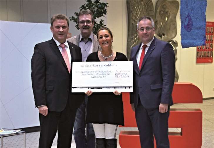 Auch die Sparkasse Koblenz unterstützt die Durchführung der Herbstferienfreizeit des Koblenzer Bündnisses für Familie. (v.l.): Ernst Josef Lehrer, stv. Vorstandsvorsitzender der Sparkasse Koblenz, Bernhard Dostert, Organisator der Freizeit. Minka Bojara, Bündniskoordinatorin, Jörg Perscheid, Leiter Bereich Personal Sparkasse Koblenz. privat