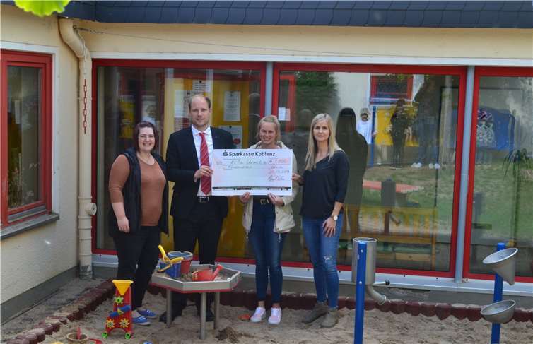 Auch die Sparkasse in Urmitz unterstützt die KiTa St. Georg.Foto: privat