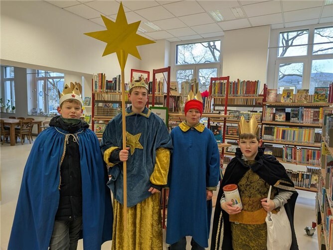 Auch die Stadtbücherei Lahnstein wurde von den Sternsingern besucht. Foto: Heike Handlos / Stadtverwaltung Lahnstein