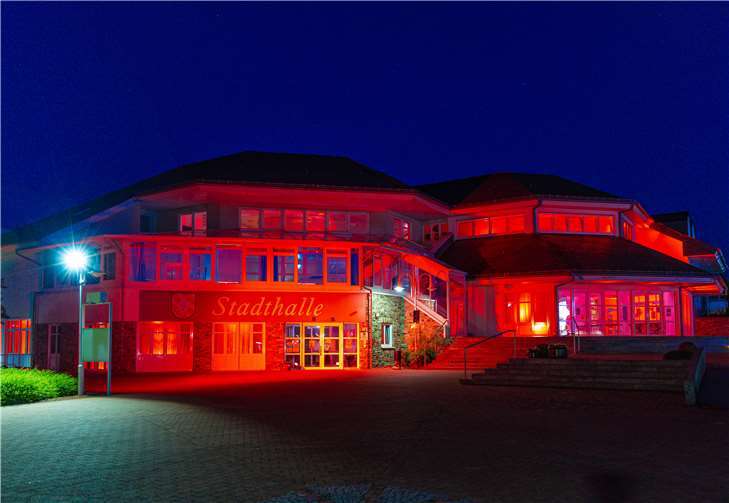 Auch die Stadthalle in Ransbach-Baumbach reihte sich in den rot leuchtenden Reigen ein.Foto: Marco Leitner