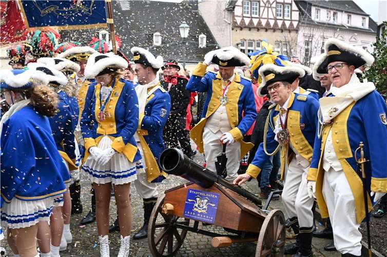 Auch die Stadtsoldaten hatten ihre Konfetti-Kanone in Stellung gebracht.