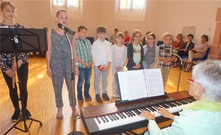 Solisten und Chor beeindruckten Auch die Stimmen des Kinderchor „Thilis“ waren schon ein Hörgenuss.