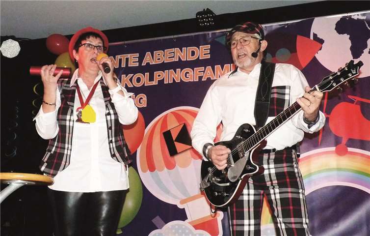 Auch die Sunshine Singers (Ulrike Held und Wolfgang Zinke) hatten mit ihren kölschen Liedern und bekannten Hits zum Mitsingen wieder alles gegeben.