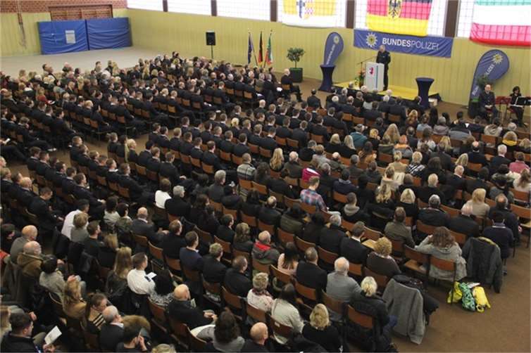 Auch die Swisttaler Bürgermeisterin Petra Kalkbrenner wünschte den Absolventen alles Gute für ihre berufliche Zukunft.