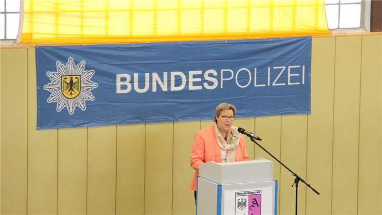 Auch die Swisttaler Bürgermeisterin Petra Kalkbrenner richtete im Rahmen der Verabschiedung und Ernennung das Wort an die angehenden Polizeimeister.