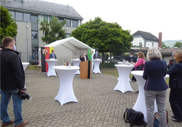 Auch die Teilnehmer der Pressekonferenz halten gebührenden Abstand.