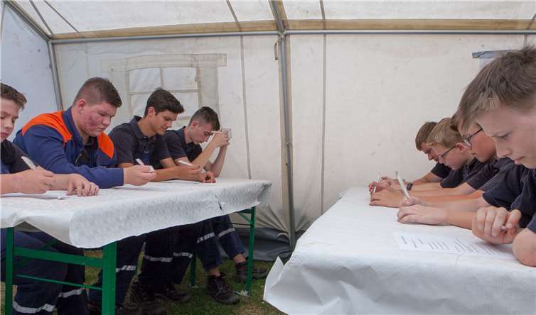 Auch die Theorie war wichtig für den Erfolg beimLeistungsnachweis der Jugendfeuerwehr.