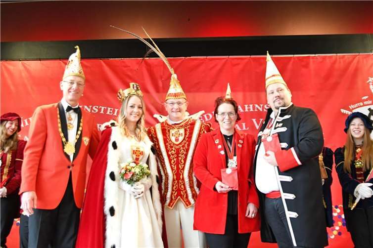 Auch die Tollitäten Prinz Harald I. und ihre Lieblichkeit Lahno-Rhenania Katharina I. waren samt Gefolge gekommen, um h.c. Andreas Birtel ihre Aufwartung zu machen und ihm für die Ehrung zu gratulieren.