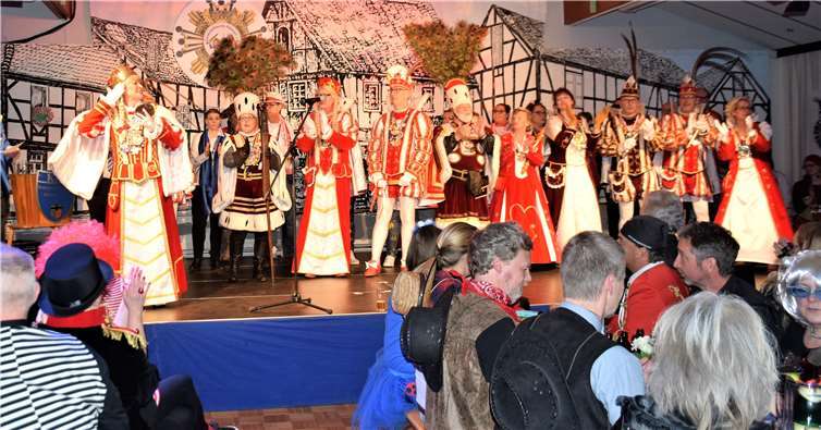Auch die Tollitäten aus Rheinbach machten bei den Hilberather Narren Station. Fotos: -EICH-