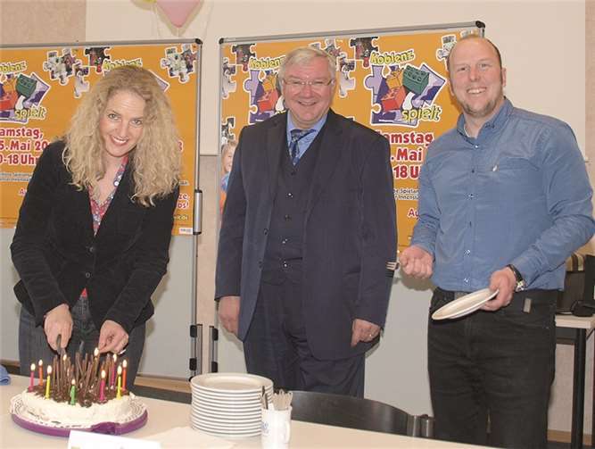 Auch die Torte wollte angeschnitten werden und Citymanagerin Nicole Volmer übernahm das gerne. Oberbürgermeister Joachim Hofmann-Göttig, Peer Lemmerz (Vorsitzender des Stadtjugendringes) (v. l.).