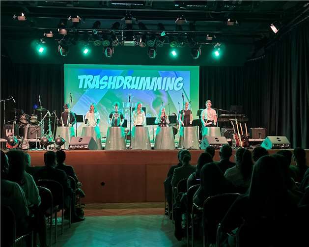 Auch die Trashdrumming AG der Schule stand auf der Bühne.
