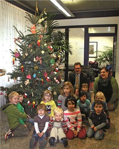 Auch die Urmitzer Kinder schmückten einen Baum.