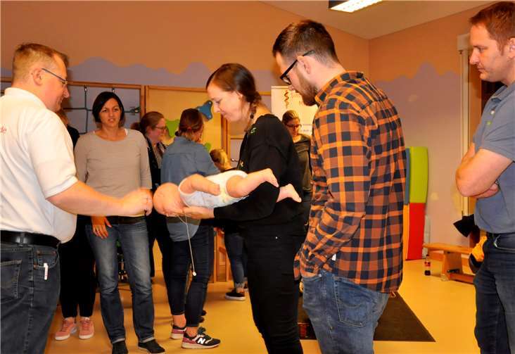 Auch die Väter wollten wissen, wie Erste Hilfe geleistet werden kann.Foto: Caritas