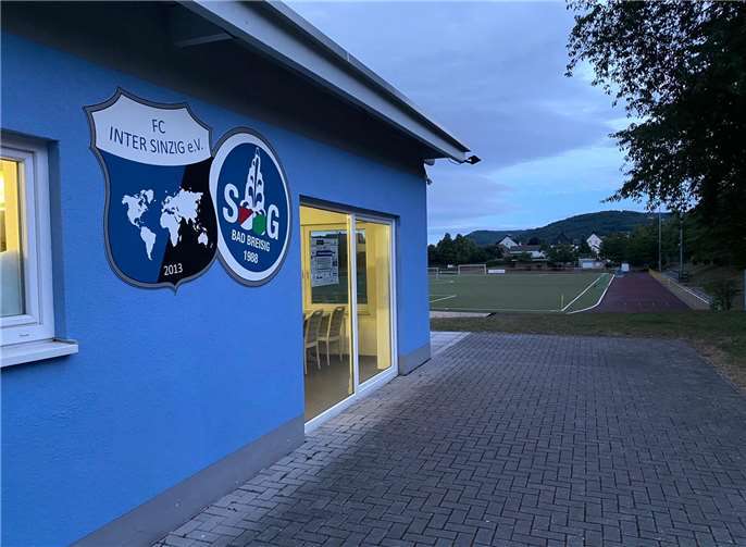 Auch die Vereinswappen und der Name der Spielgemeinschaft zieren jetzt das Gebäude.