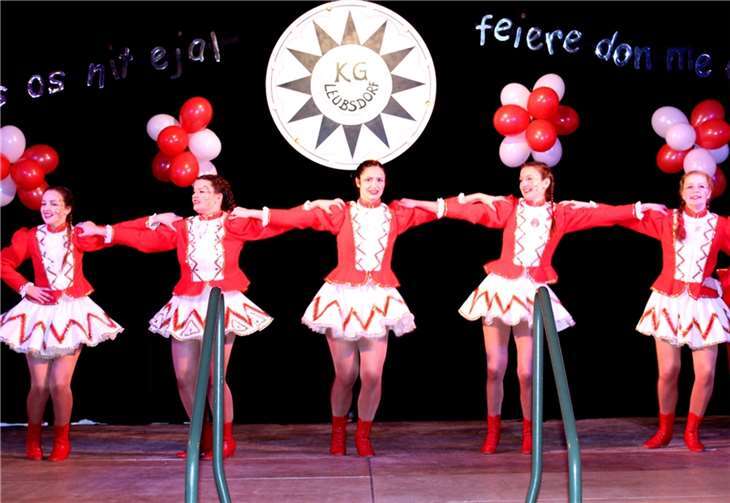 Auch die „Verrückten Hühner“, das Gardequintett der Leubsdorfer Möhnen, tanzte sich in die Herzen der Jecken.