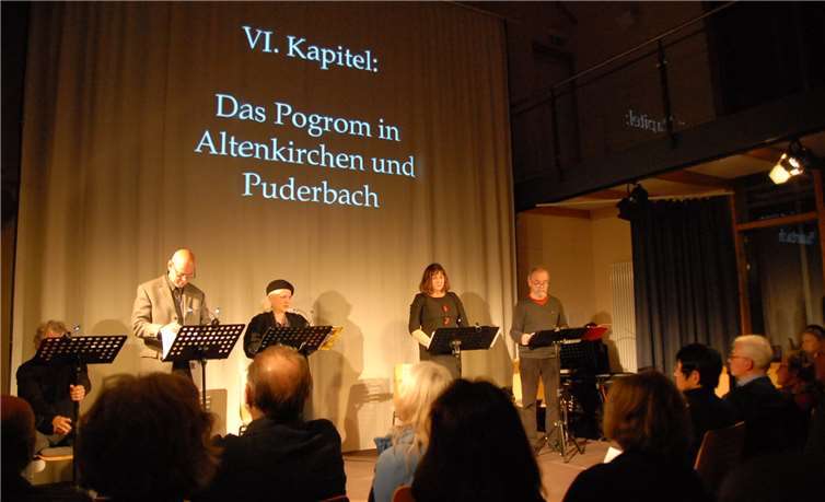 Auch die Verschleppung von Juden aus Puderbach und Altenkirchen wurde behandelt. Das Vorlesen der Familien- und Straßennamen der anschließend in den KZs ermordeten Mitbürger machte die Zuhörer sehr betroffen.KER