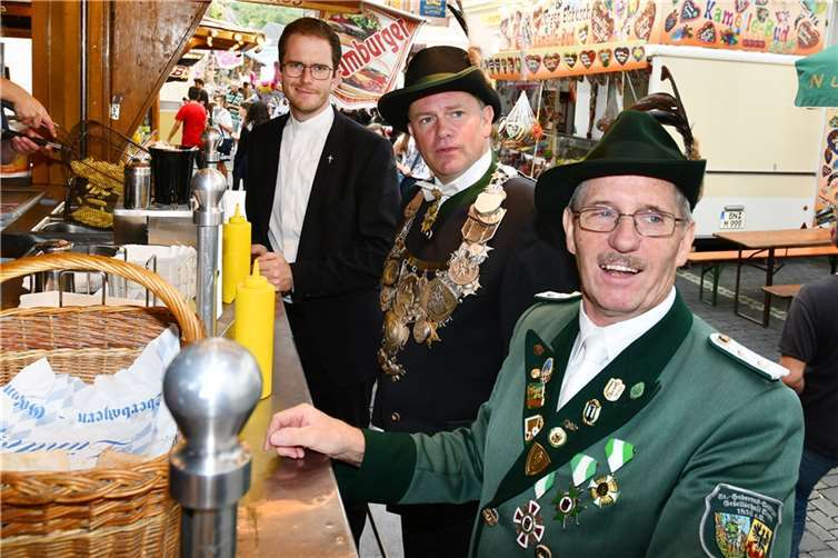 Auch die Vertreter von Schützen und Pfarrgemeinde mischten sich unter die feiernden Kirmesgäste.