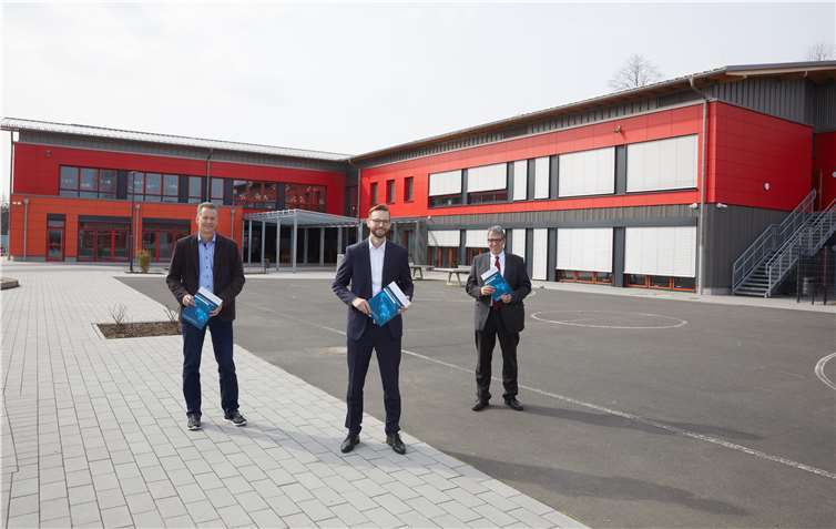 Auch die Waldschule in Montabaur-Horressen soll ans schnelle Glasfasernetz angeschlossen werden. Den Vertrag mit der Firma Glasfaser Montabaur halten (v.l.) Schulleiter Stefan Gleis, Bürgermeister Ulrich Richter-Hopprich und der Erste Beigeordnete Andree Stein bereits in den Händen. Fotos: VG Montabaur