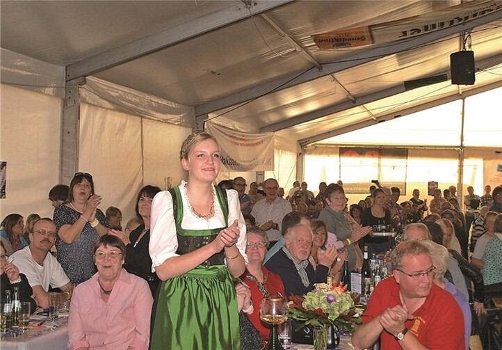 Auch die Weinkönigin Lorena I. war von der Playbackshow der „Pänz aus Lay“ sehr begeistert.