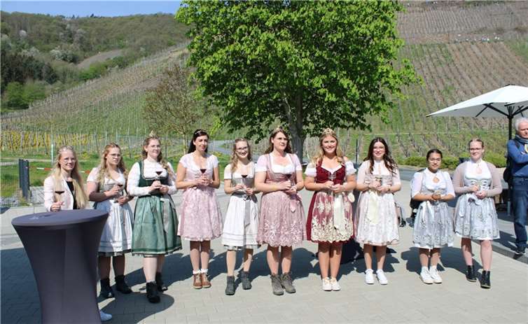„Ein Besuch im Ahrtal ist gelebte Solidarität“ Auch die Weinköniginnen der Ahr-Weinorte waren zum Start von „Wandern für den Wiederaufbau 2.0“ nach Mayschoß gekommen. Foto: DU