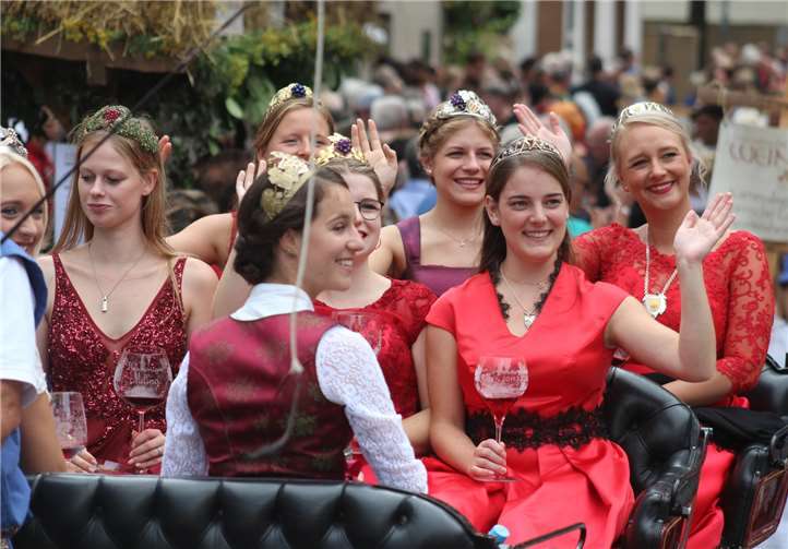 Auch die Weinköniginnen der Ahr waren nach Heimersheim gekommen.