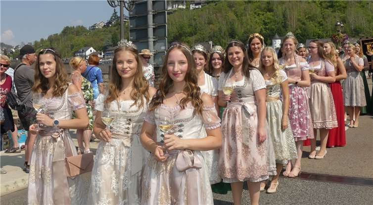 Auch die Weinmajestäten aus dem Ferienland Cochem machtenin der Kreisstadt ihre Aufwartung. Fotos: TE