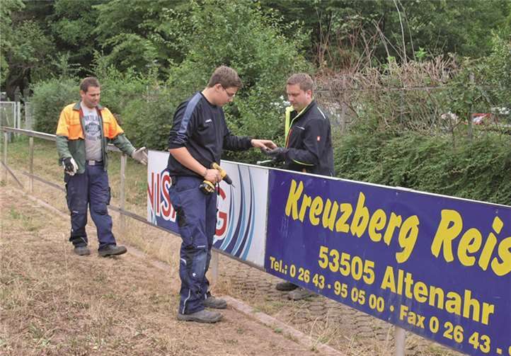 Auch die Werbetafeln müssen vorerst weg.