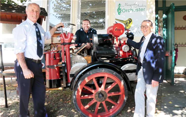 Auch die Wershofener Wehr hat einen Löschanhänger mit einer TS 6/6 Baujahr 1955 in Besitz (von links): Alterskamerad Rainer Hees, Wehrführer Mario Kaspers und Pfarrer Michael Schäfer.Fotos: SES
