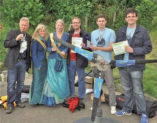 Auch die Windkraftkonstruktion der Carl-Benz-Schule belegte Platz eins, Martin Görlitz (l.) und die Loreley-Repräsentantinnen gratulierten. uko