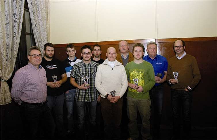 Auch die Zweit- und Drittpaltzierten in der Kartklasse konnten sich über Trophäen freuen.