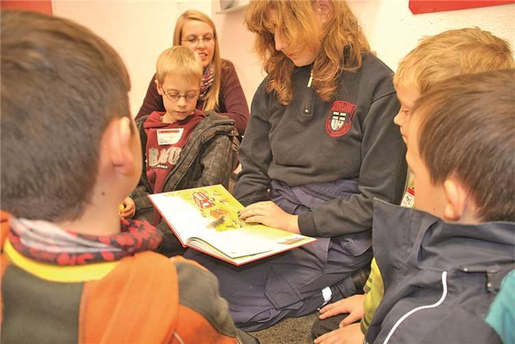 Auch die aktive Wehr beteiligte sich im Feuerwehrhaus Rheinbach an der Vorleseveranstaltung. privat