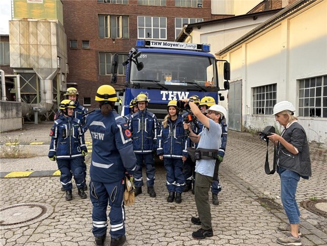Auch die aktiven Helferinnen und Helfer standen vor der Kamera.