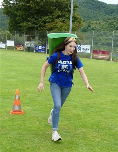 Auch die amtierende Weinkönigin Johanna versuchte sich beim Slalomlauf im Hotten-Wettbewerb.