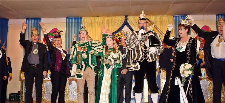 Auch die amtierenden Sinziger Tollitäten ließen es sich nicht nehmen, mit den Senioren Karneval zu feiern. Fotos: RÜ